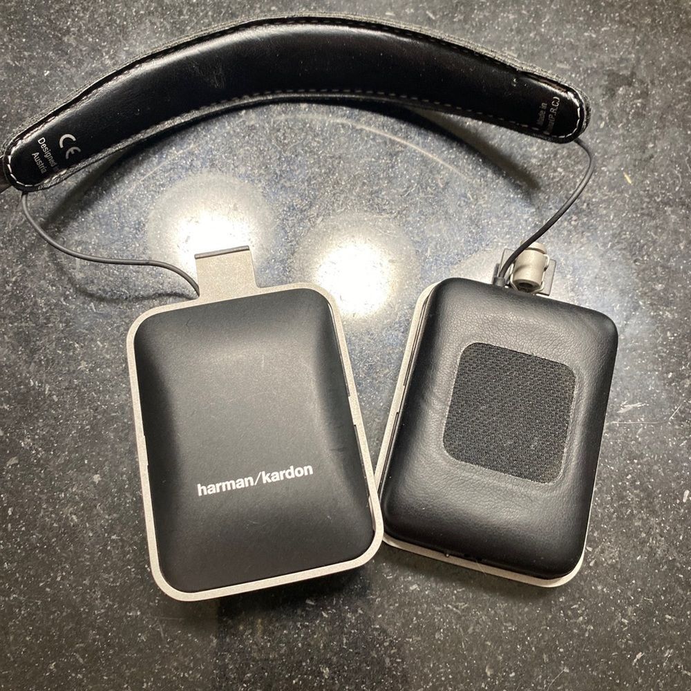Harman Cardin headset for parts only doesn’t work and I don’t know what’s wrong